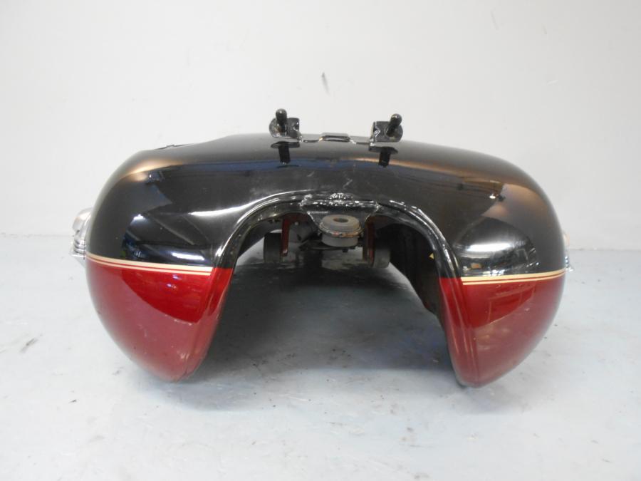 Vänster sida på Bensintank från en Kawasaki VN 1500 Classic Tourer -2002 motorcykel.