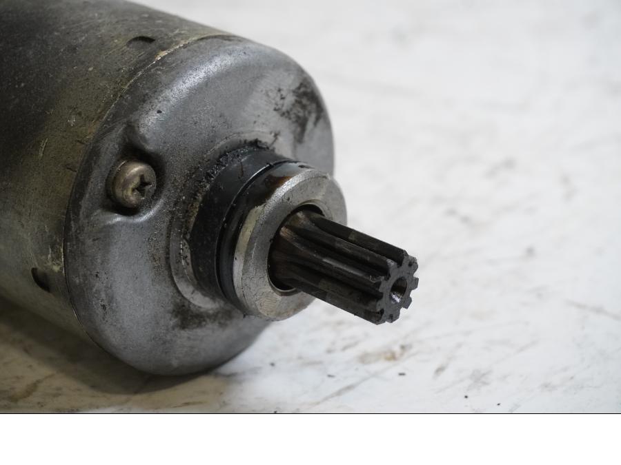 Baksidan på Startmotor från en BMW K 75 -1986 motorcykel.