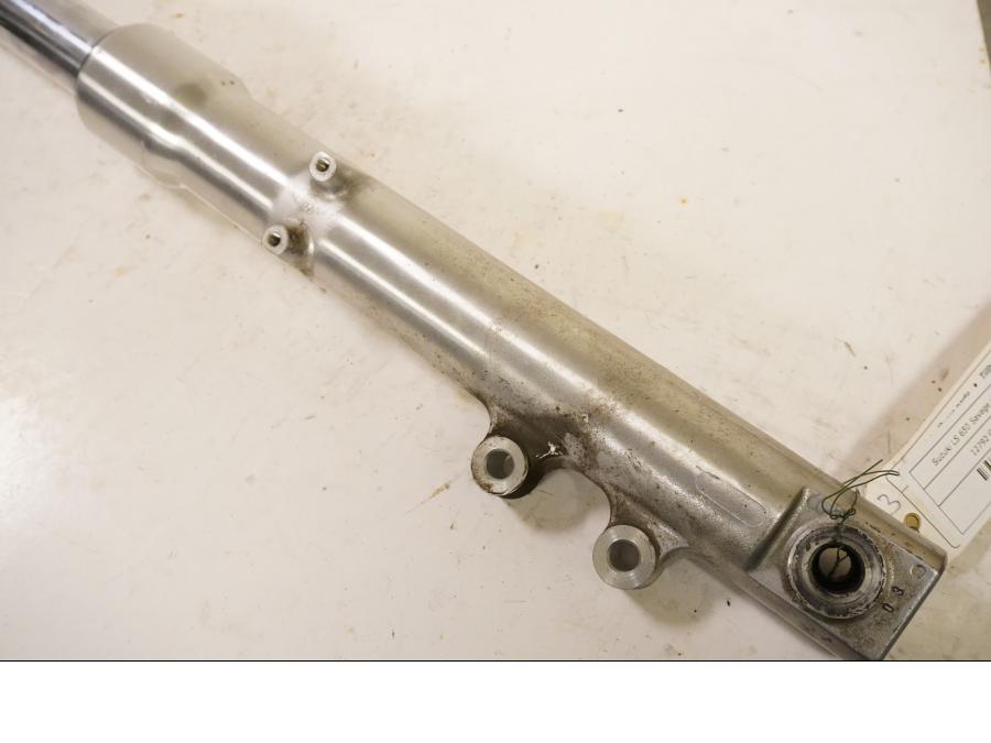 Snett nerifrÄn pÄ Gaffelben frÄn en Suzuki LS 650 -1996 motorcykel.