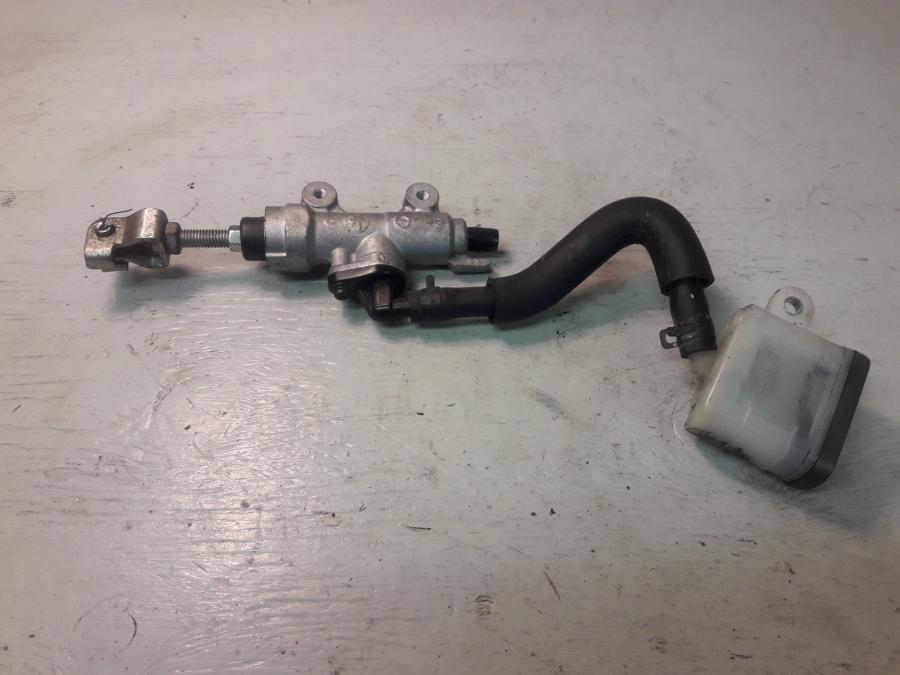 Framsidan på Bromshuvudcylinder från en Honda CBR 125 R -2008 motorcykel.