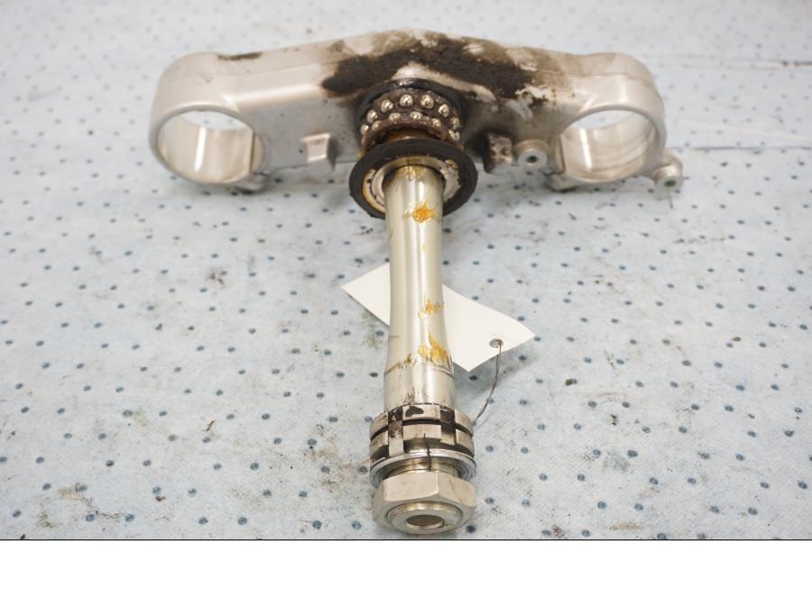 Baksidan på Gaffelkrona från en Yamaha YZF 1000 R1 -2010 motorcykel.