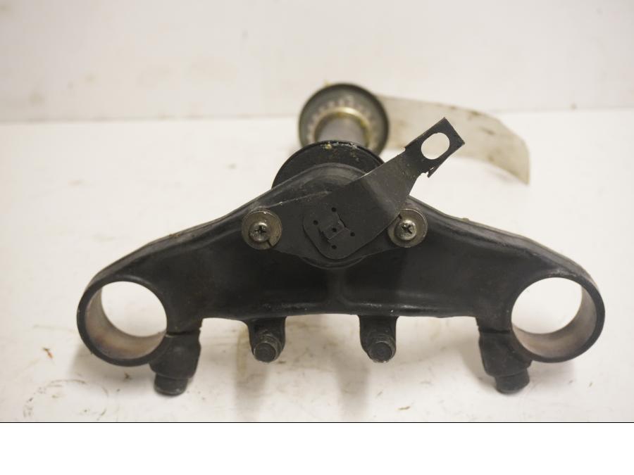 Baksidan på Gaffelkrona från en Honda VF 750 S -1982 motorcykel.