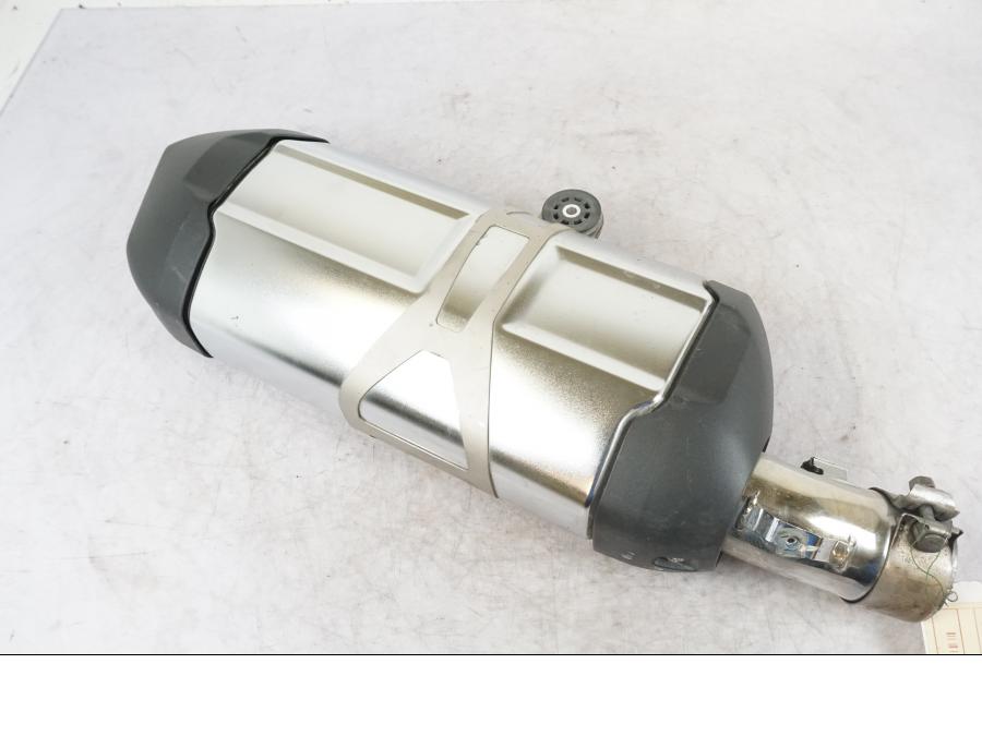 Snett uppifrån på Ljuddämpare från en BMW R 1200 GS -2013 motorcykel.