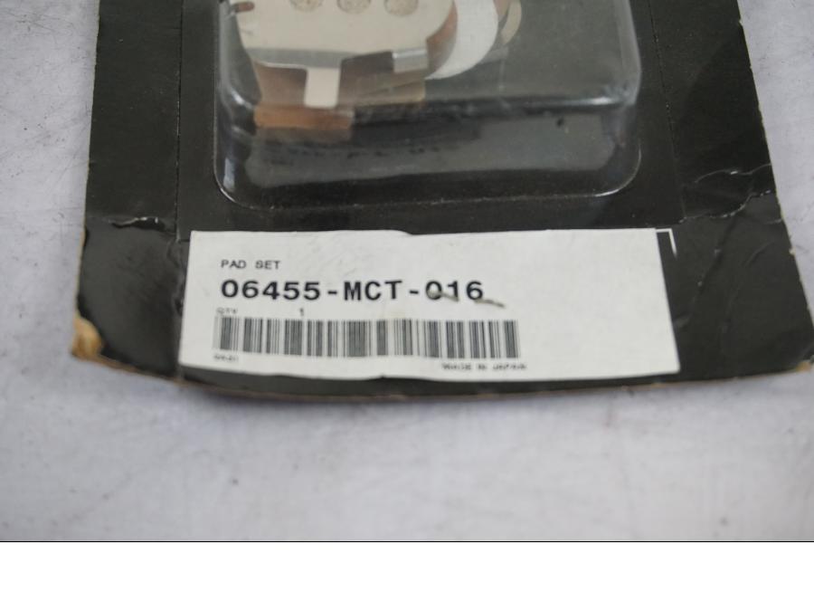 Vänster sida på Bromsbelägg från en Honda FJS 600 Silverwing -2003 scooter.