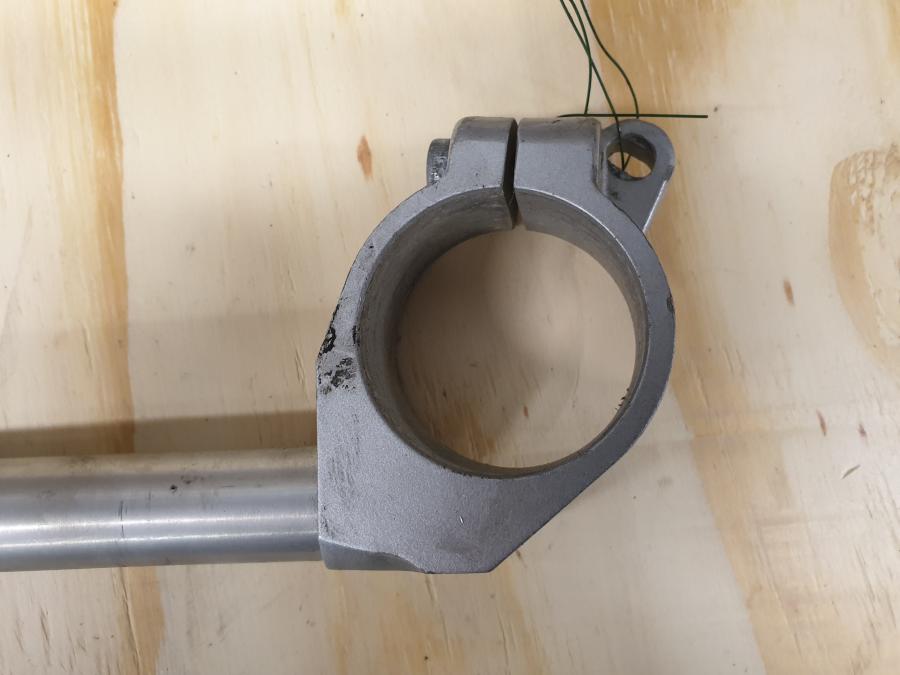 Vänster sida på Styre från en Hyosung GT 650 -2006 motorcykel.