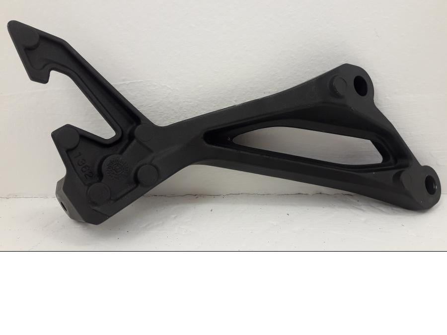 Baksidan på Fotpinnefäste från en Kawasaki Z 900 -2020 motorcykel.