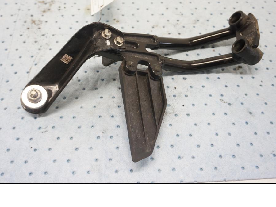 Baksidan på Fotpinnefäste från en KTM 125 Duke -2017 motorcykel.