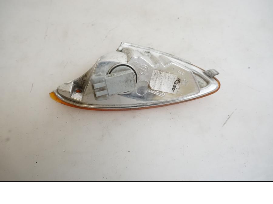 Höger sida pÄ Blinkers frÄn en BMW K 1200 S -2007 motorcykel.