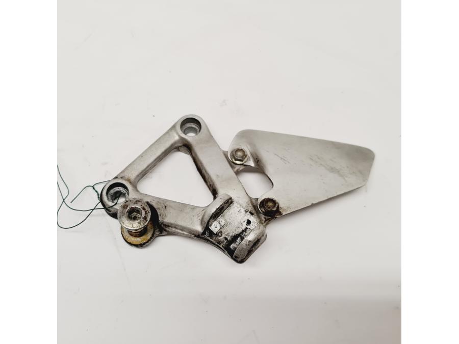 Framsidan på Fotpinnefäste från en Ducati 996 S -2001 motorcykel.