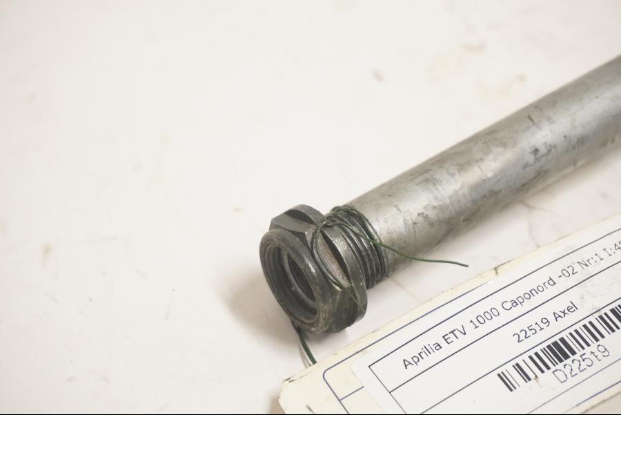 Höger sida på Axel från en Aprilia ETV 1000 -2002 motorcykel.