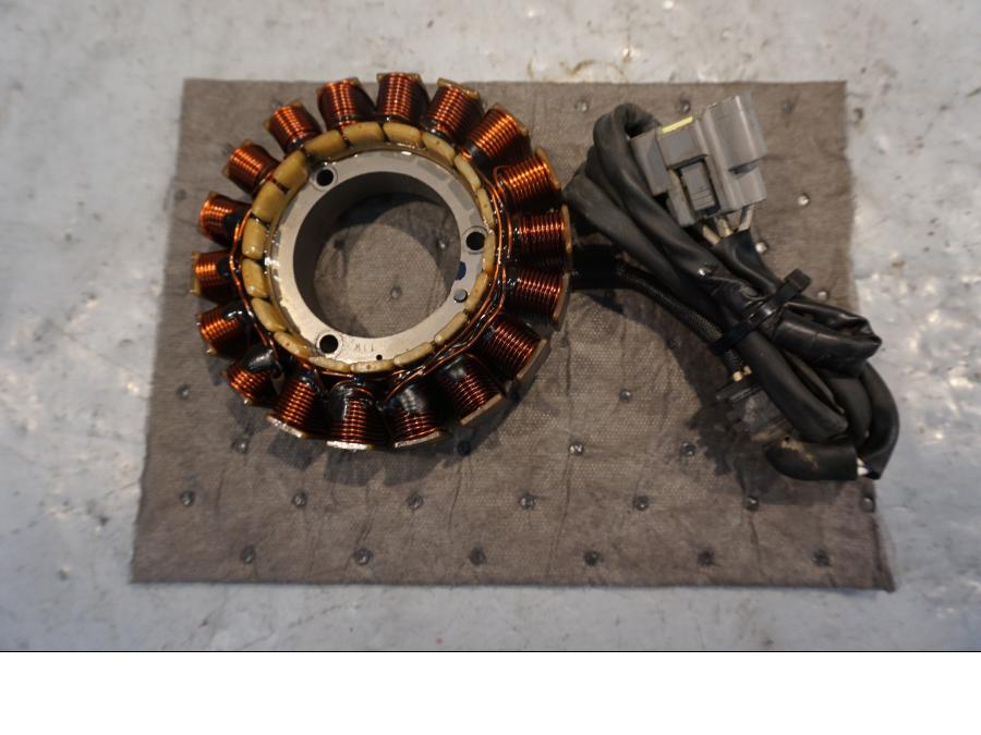 Baksidan på Generator från en Yamaha XT 1200 Z -2011 motorcykel.