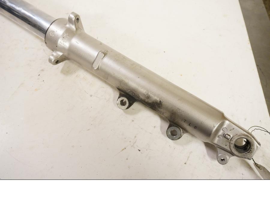 Vänster sida på Gaffelben från en Suzuki RF 900 R -1998 motorcykel.