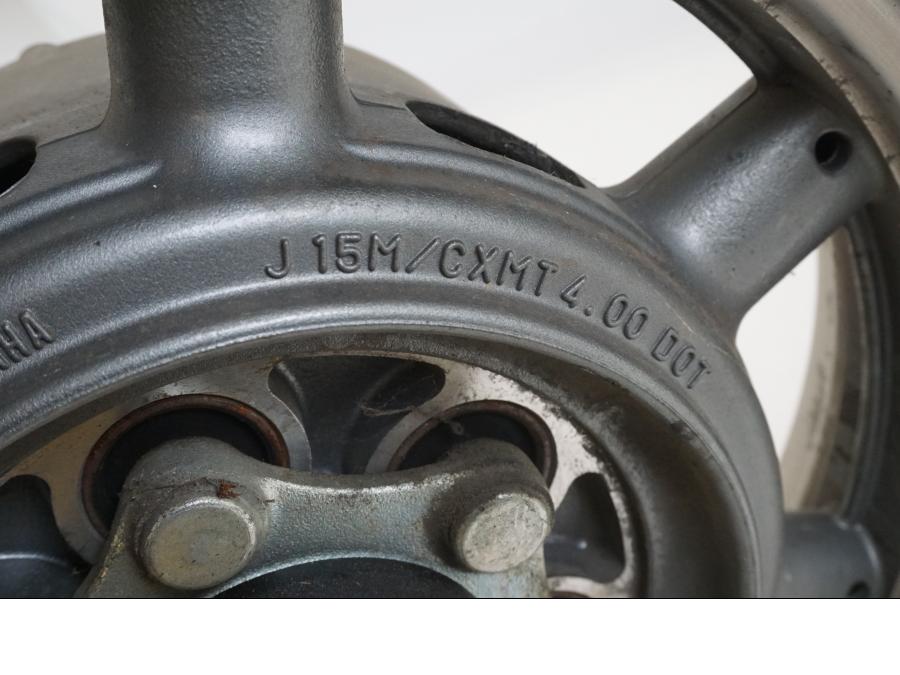 Snett uppifrån på Fälg från en Yamaha XVZ 1300 -1997 motorcykel.