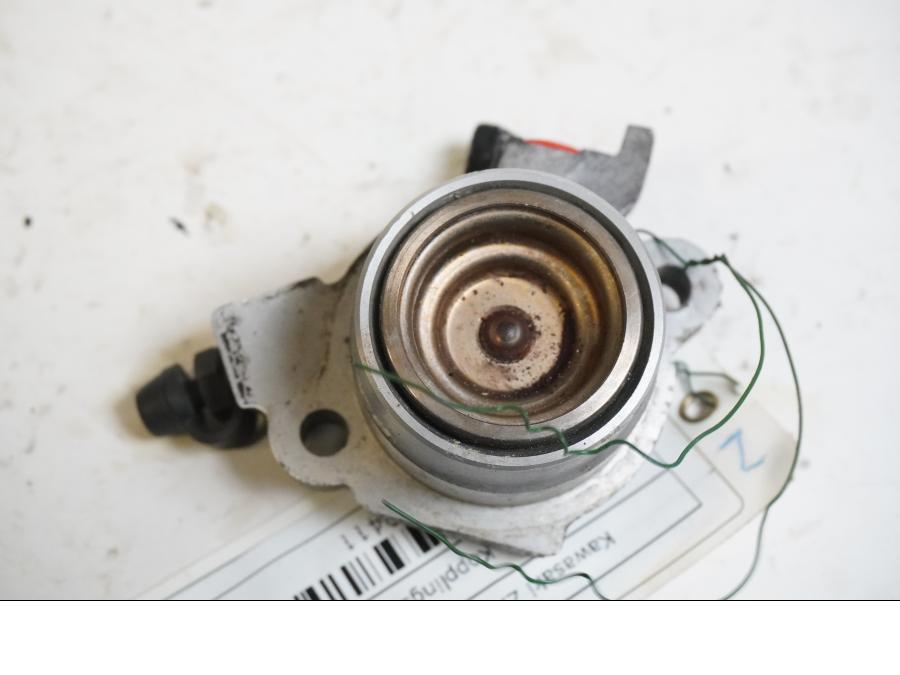 Baksidan pÄ Kopplingslavcylinder frÄn en Kawasaki ZXR 750 -1993 motorcykel.