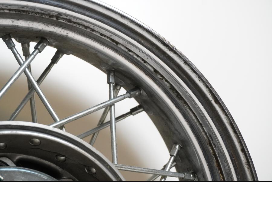 Extrabild6 på Fälg från en Yamaha XVS 1100 -2000 motorcykel.