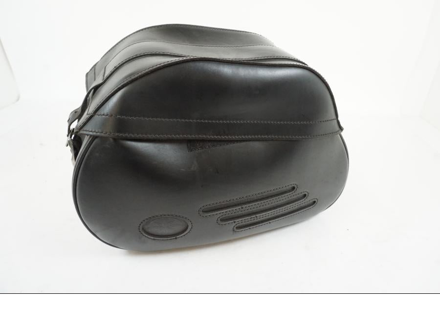 Framsidan på Sidoväska från en Yamaha XVS 1100 -2004 motorcykel.