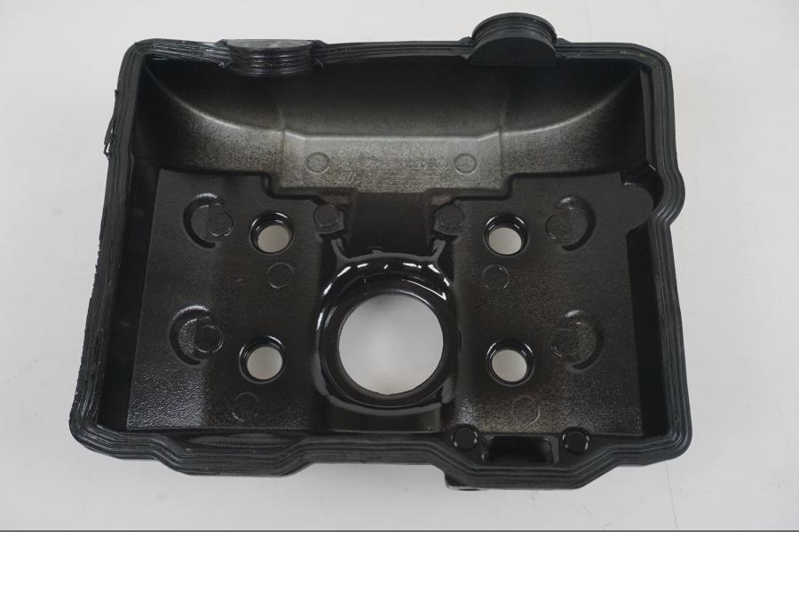 Snett nerifrån på Ventilkåpa från en KTM 1290 Super Duke R -2021 motorcykel.