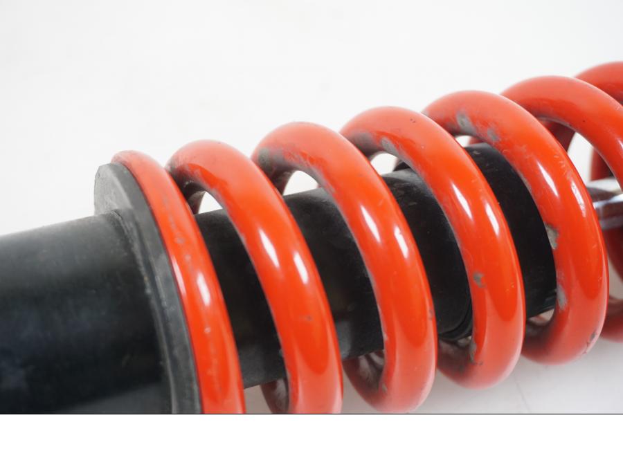 Snett nerifrån på Stötdämpare från en Yamaha YZF-R 125 -2012 motorcykel.