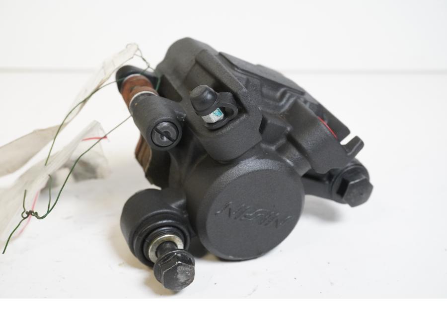 Framsidan på <p>Bromsok bak från Yamaha YZF 1000 R1 2008.</p>
<p>Ett kolvs ok. Nissin.</p> motorcykel.