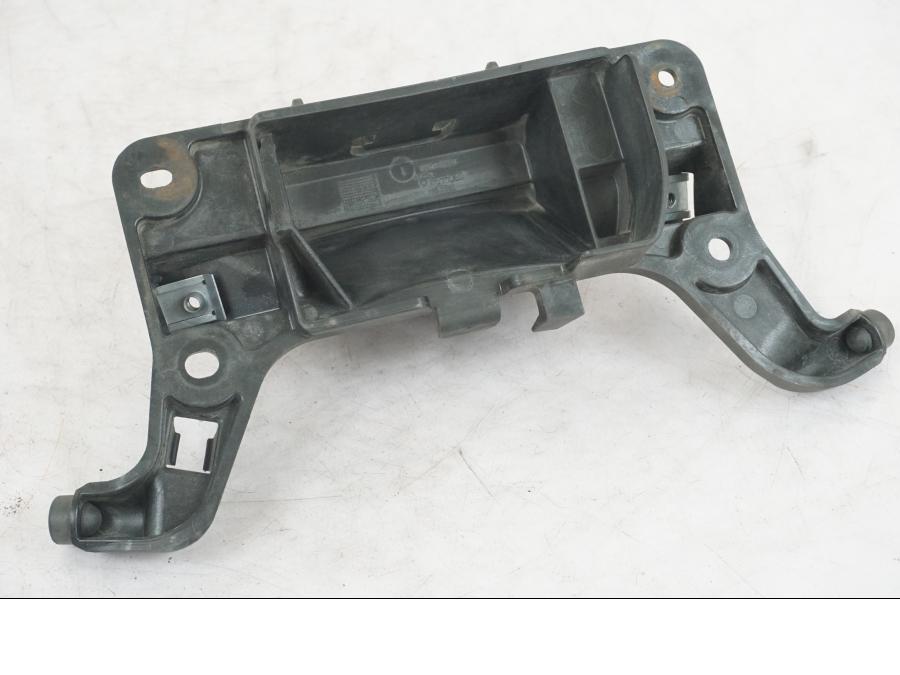 Snett nerifrån på Sadelfäste från en Triumph Tiger Explorer -2013 motorcykel.