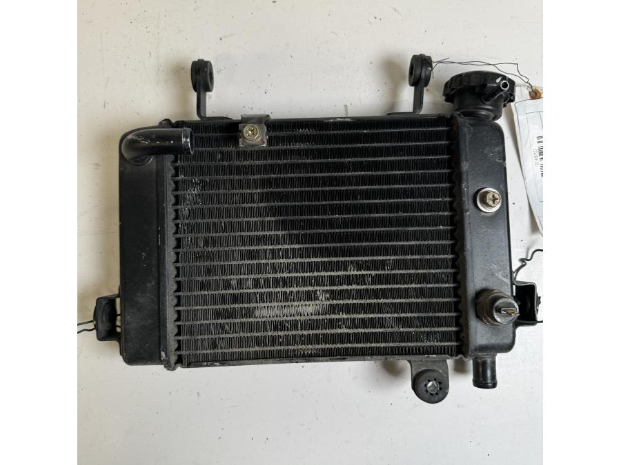 Baksidan på Vattenkyl från en Honda CBR 125 R -2004 motorcykel.