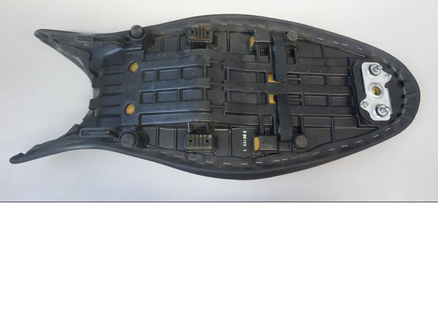 Vänster sida på Sadel från en Suzuki SFV 650 A Gladius -2012 motorcykel.