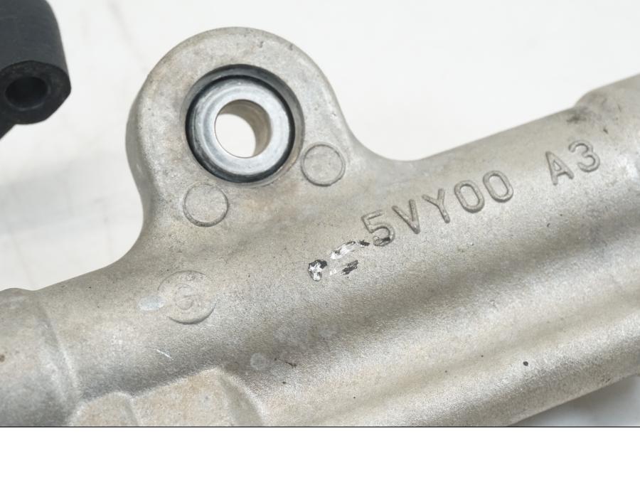 Snett uppifrån på Styrdämpare från en Yamaha YZF 1000 R1 -2004 motorcykel.