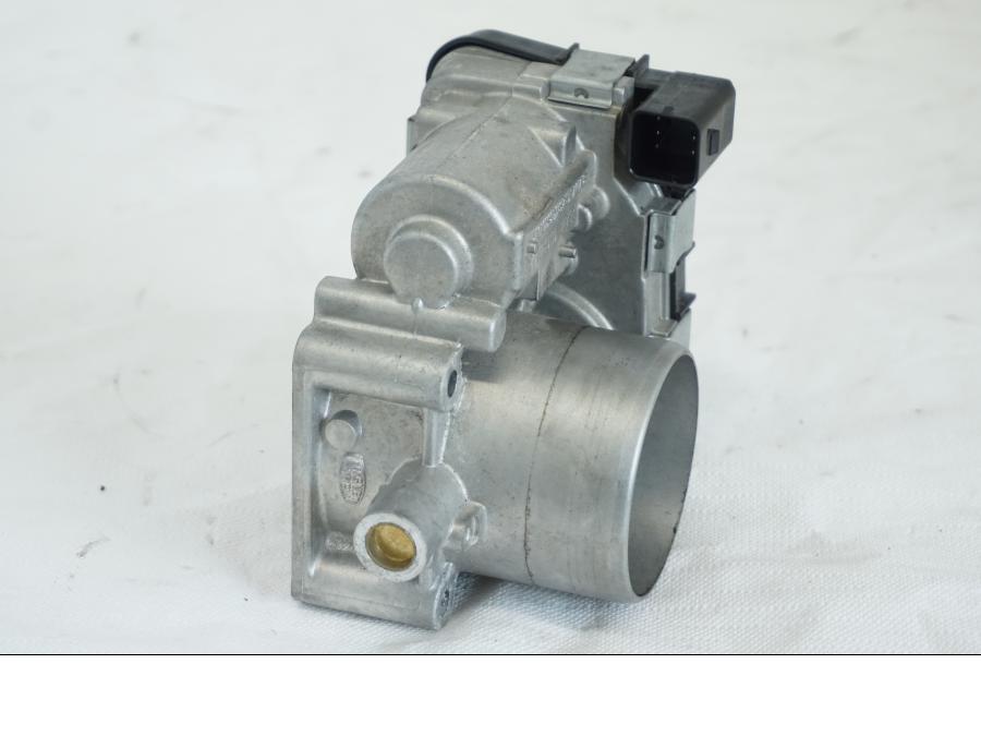 Snett uppifrån på Spjällhus från en BMW K 1600 -2015 motorcykel.