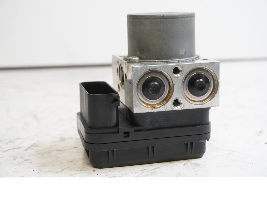 Höger sida på ABS Modulator från en Yamaha MT-07 -2014 motorcykel.