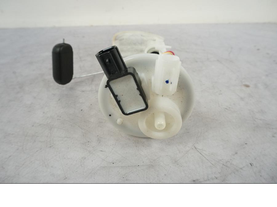 Vänster sida på Bensinpump insprut från en Yamaha MT 125 -2017 motorcykel.