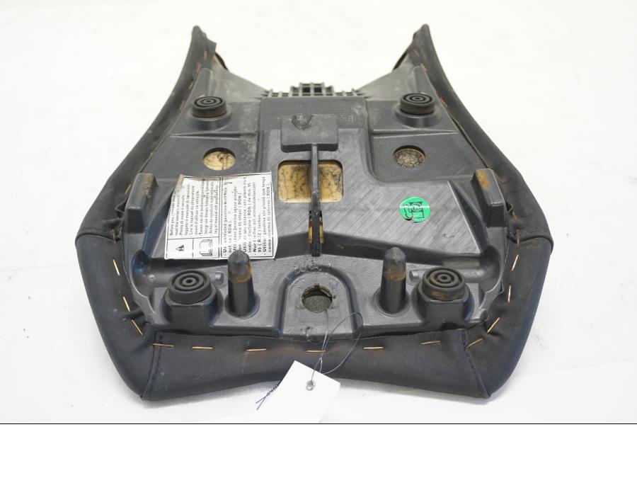 Höger sida på Sadel från en Yamaha YZF-R 125 -2008 motorcykel.