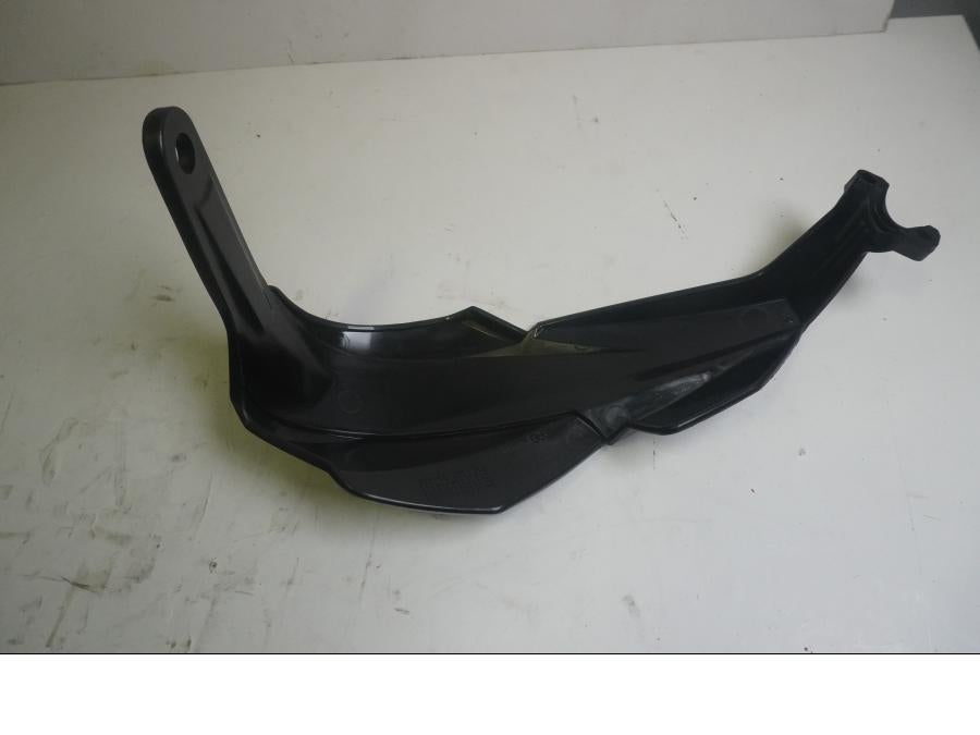 Vänster sida på Handskydd från en KTM Duke 125 -2011 motorcykel.