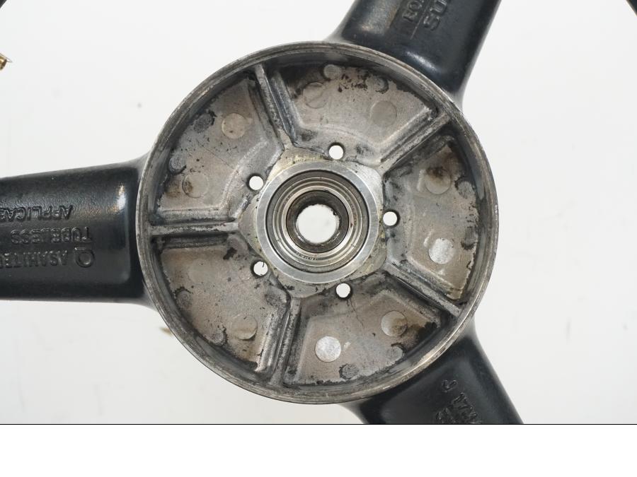 Baksidan på Fälg från en Suzuki SV 650 S -2005 motorcykel.