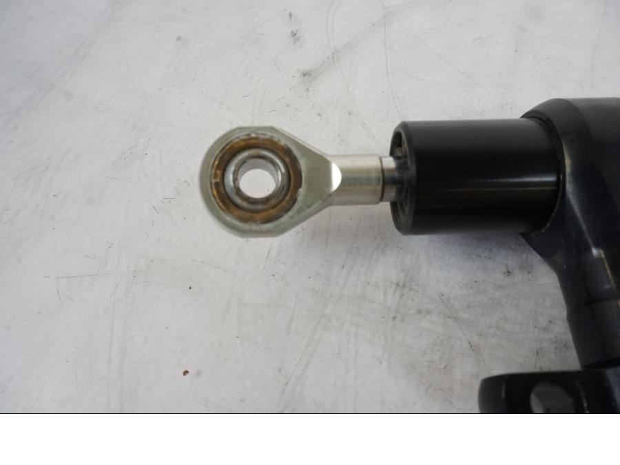 Snett nerifrån på Styrdämpare från en KTM 1290 Super Duke -2019 motorcykel.