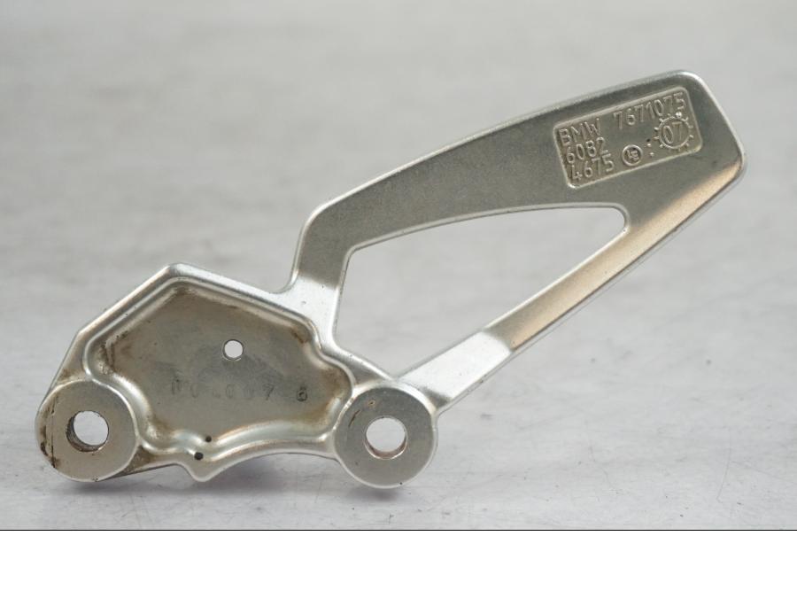 Snett nerifrån på Fotpinnefäste från en BMW R 1200 R -2007 motorcykel.