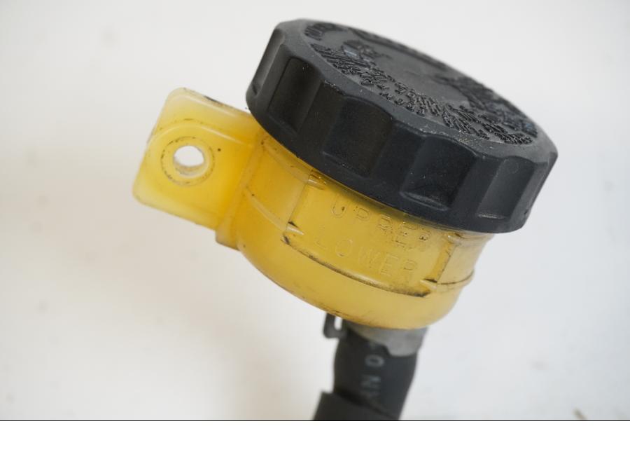 Vänster sida på Bromshuvudcylinder från en Triumph Tiger -2002 motorcykel.