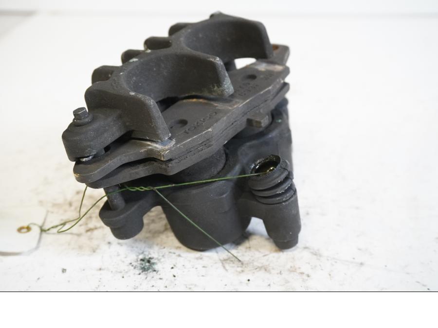 Höger sida på <p>Bromsok vänster fram från Kawasaki ER-6N ABS 2011.</p>
<p>Tokico. Två kolvs ok. Okej skick.</p> motorcykel.