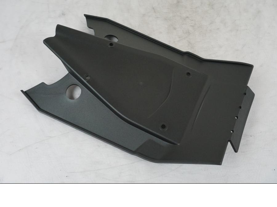 Snett nerifrån på Stänkskydd från en KTM 1290 Super Duke GT -2022 motorcykel.