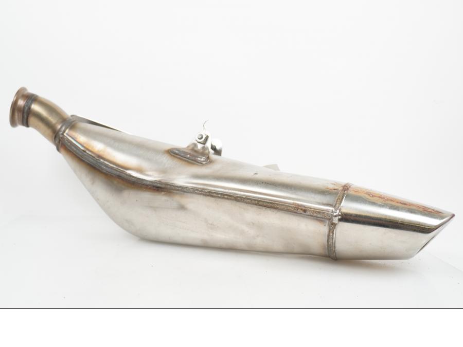 Snett nerifrån på Ljuddämpare från en KTM 790 Duke -2018 motorcykel.