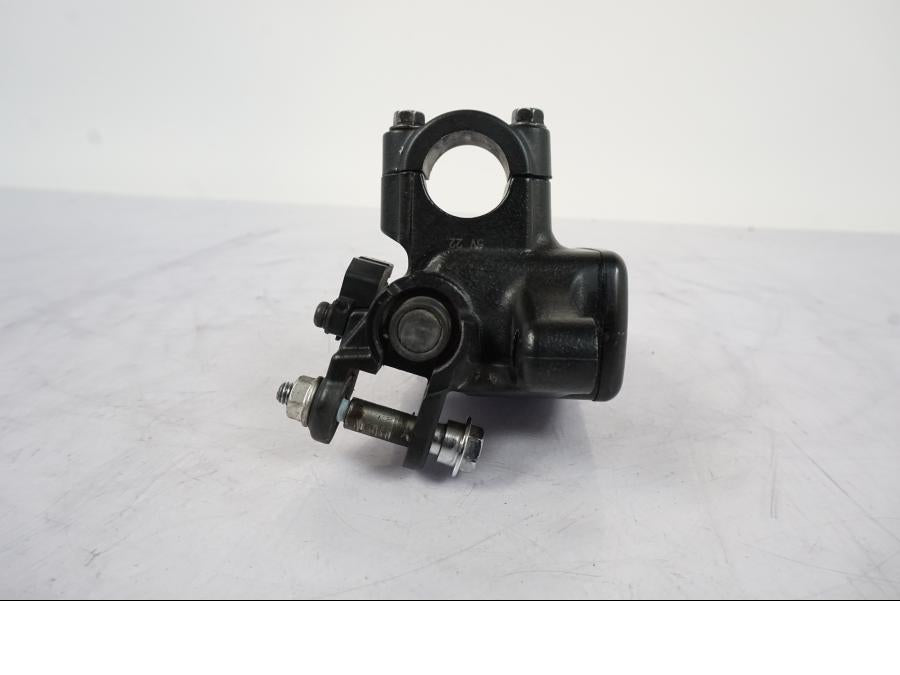 Snett nerifrån på Bromshuvudcylinder från en Honda CRF 1000 Africa Twin -2016 motorcykel.