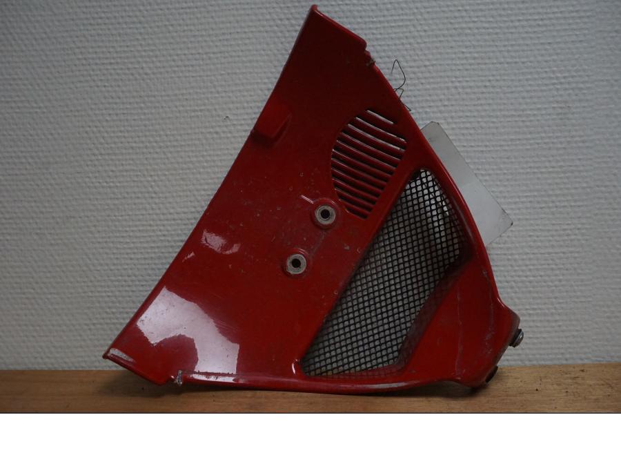 Baksidan på Magkåpa från en Ducati ST2 -1998 motorcykel.