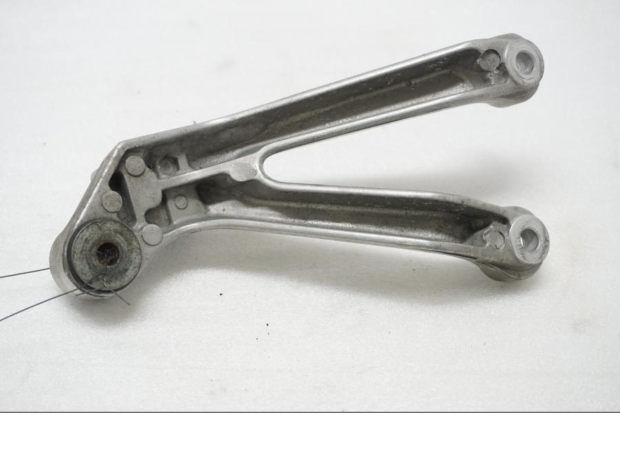 Baksidan på Fotpinnefäste från en Honda CBR 900 RR -1998 motorcykel.