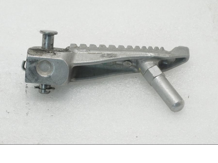 Baksidan på Fotpinne från en Kawasaki Z 400 -2020 motorcykel.