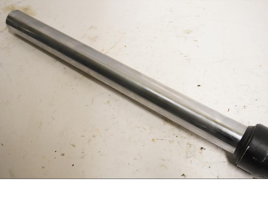 Vänster sida på Gaffelben från en Kawasaki GPX 750 R -1987 motorcykel.