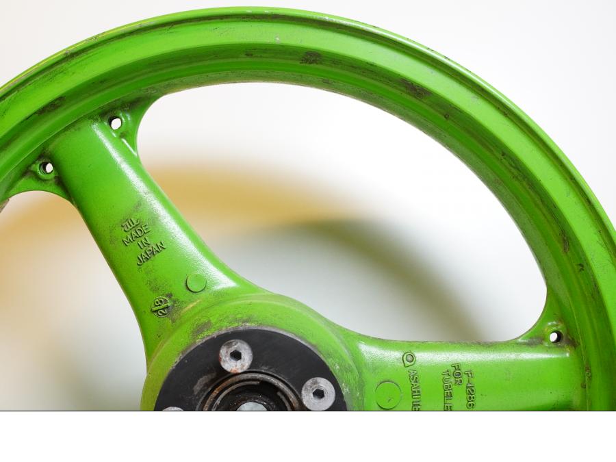 Snett nerifrån på Fälg från en Kawasaki ZXR 400 -1992 motorcykel.