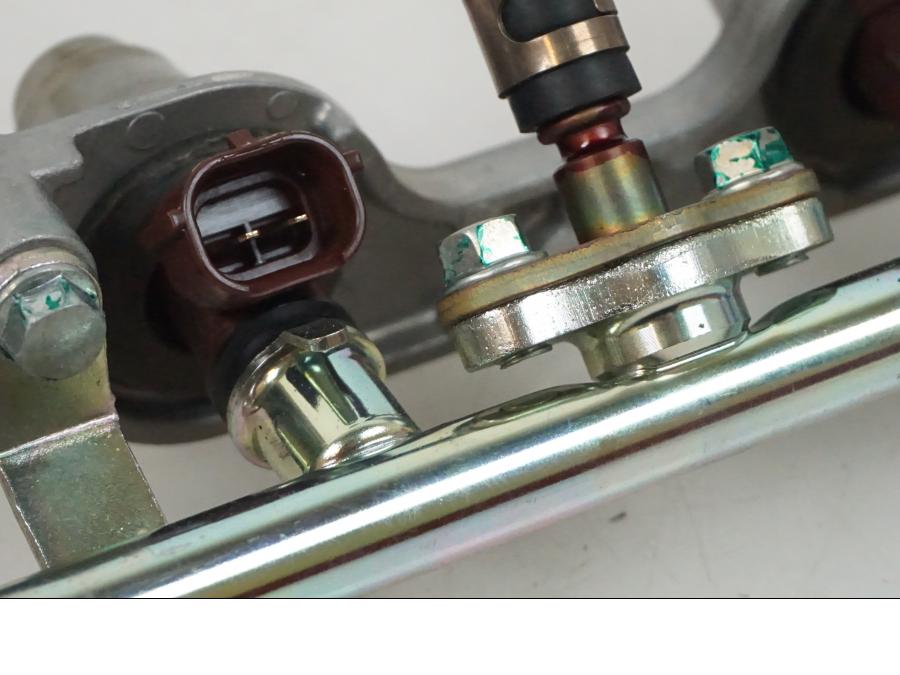 Vänster sida på Fuel Rail från en Honda CBR 1000 -2005 motorcykel.