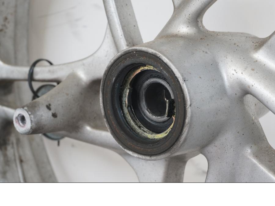 Vänster sida på Fälg från en BMW R 850 R -2004 motorcykel.