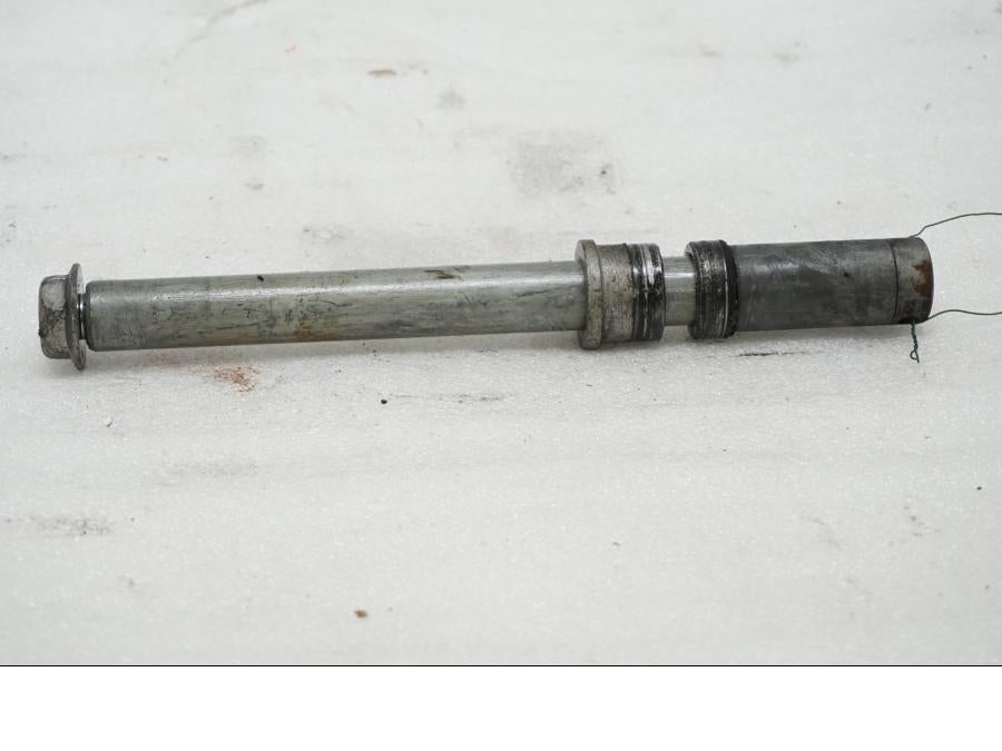 Framsidan på Axel från en Honda XL 1000 V -2008 motorcykel.