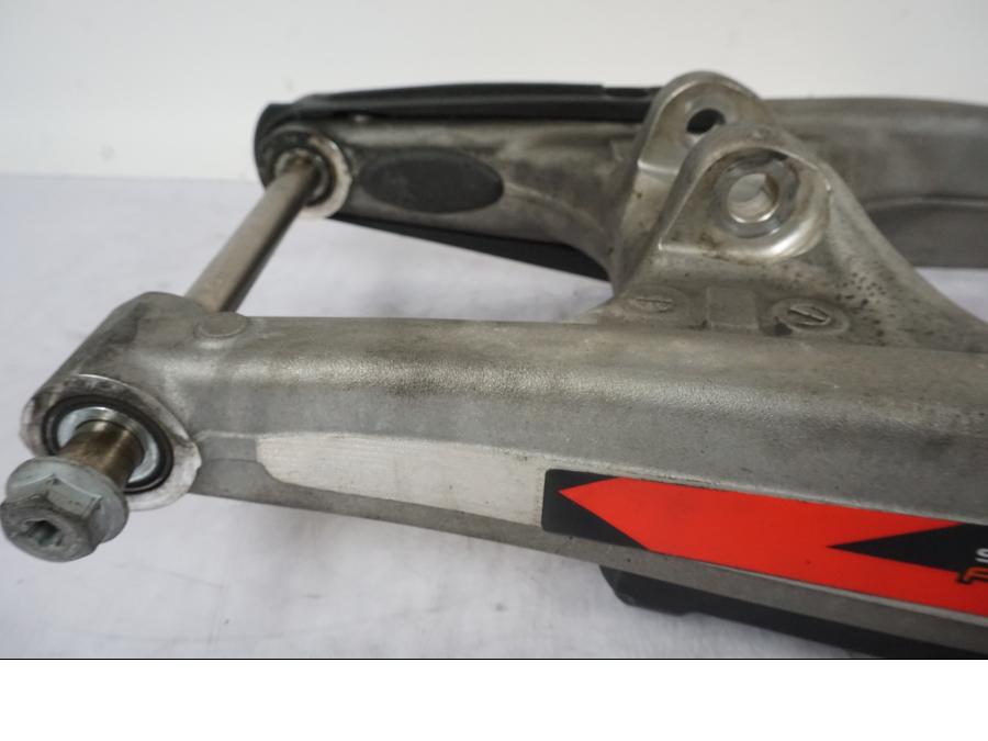 Snett nerifrån på Sving från en KTM 690 SMCR -2016 motorcykel.