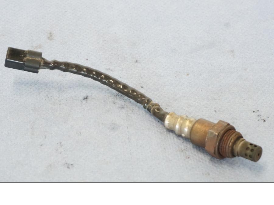 Vänster sida på Lambdasond från en Yamaha X-Max 250 -2016 scooter.